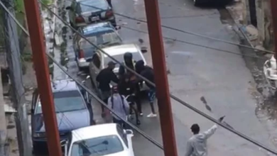 Photo of Cinco asaltantes despojan a un hombre de su motocicleta y son captados en video