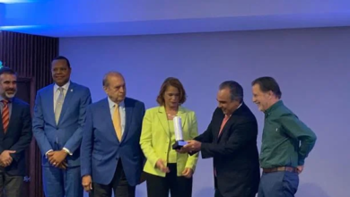 Photo of Periodista Patria Reyes recibe premio Periodismo Industrial George Arzeno Brugal