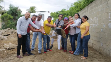 Photo of Gobernadora Nelsy Cruz y Alcalde Winston Álvarez dan primer picazo para construcción funeraria en Castañuelas
