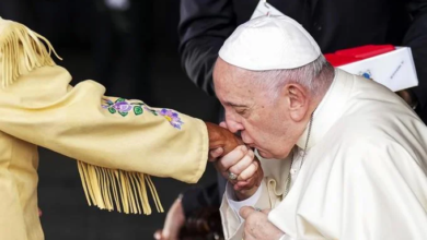 Photo of El papa llega a Canadá para disculparse con indígenas