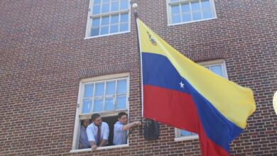 Photo of La Embajada de Venezuela en EEUU anuncia el cese de sus funciones tras la destitución de Juan Guaidó