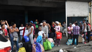 Photo of Choferes dicen flujo de pasajeros en paradas de la capital este Jueves Santo es mayor que el año pasado